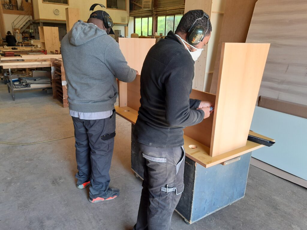 REFLEX : un projet de mobilier professionnel surcyclé alliant design, réemploi et insertion, porté par le Groupe Adéquation.